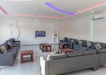 شاليه بمسطح اخضر وجلسة خارجية 