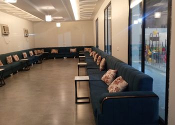 استراحة بمسطح اخضر وجلسة خارجية
