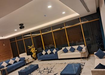 شاليه بمسطح اخضر ومسبح داخلي