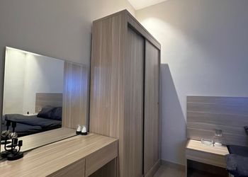 استديو بأثاث مريح وبسيط 