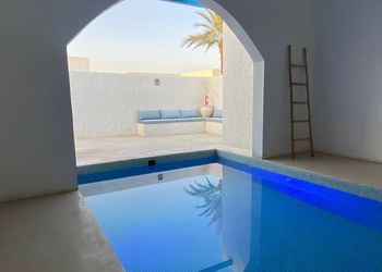 شاليه بمسطح اخضر وجلسة خارجية 