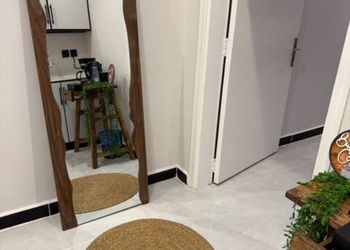 استديو بسرير ماستر وجلسة جانبية 