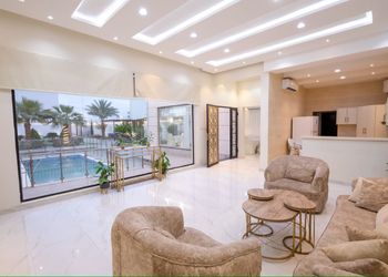 استراحة بصالة مطلة على المسبح 
