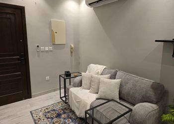 شقة بدخول ذاتي وصالة مريحة 