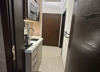 استديو بسرير ماستر وأثاث مريح 