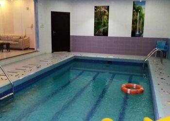 شاليه بمسطح اخضر وجلسة خارجية 