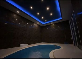 شاليه بمسبح داخلي