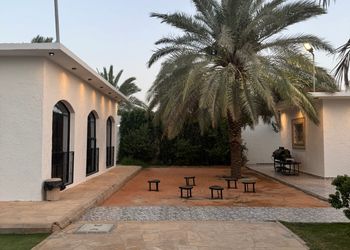 شاليه بجلسة خارجية وألعاب أطفال