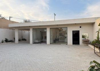 شاليه بمسطح اخضر وجلسة خارجية