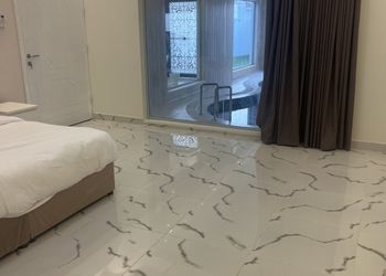  شاليه بمسطح اخضر و مسبح.
