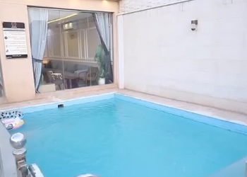 شاليه بجلسة خارجية ومسطح اخضر