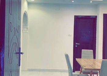 شقة بغرفة جلوس وغرفتين نوم 