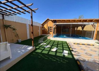 شاليه بمسطح اخضر وجلسة خارجية
