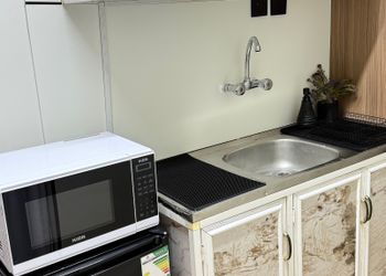 استديو بسرير ماستر وجلسة مريحة 