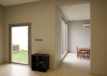 شاليه بركن شواء ومسطح اخضر 