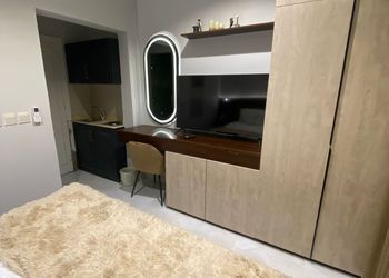 استديو بأثاث مريح وبسيط