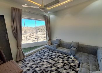 شقة بصالة مريحة ومجلس وبلكونة 