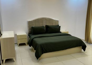 شاليه بجلسة خارجية ومسطح اخضر