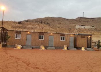 مخيم بأجواء وموقع مميز ببروجكتر
