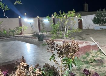 استراحة بفناء خارجي ومجالس