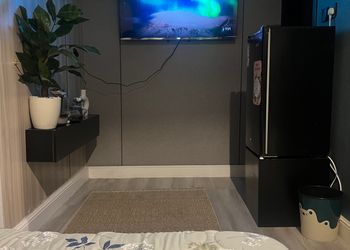 استديو بأثاث مريح وبسيط 
