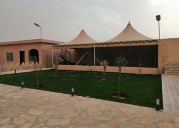 استراحة بجلسة خارجية ومسطح اخضر