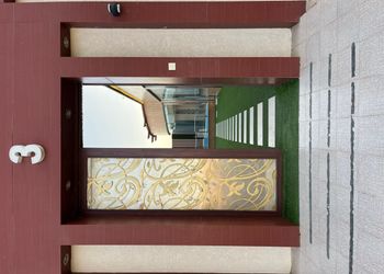 شاليه بجلسة تطل على مسبح خارجي 