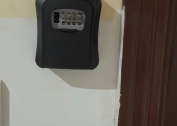 استديو بسرير مريح وأثاث بسيط