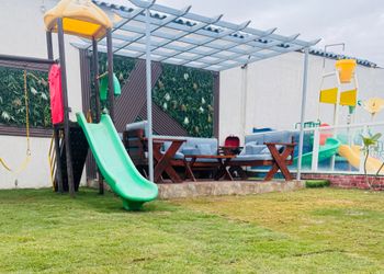 شاليه بمسبحين ومجلسين وغرفة نوم