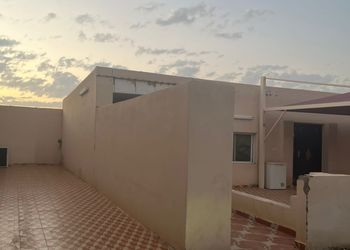 مزرعة بمجلس وفناء خارجي 