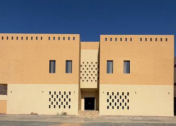 شقة بصالة مريحة وغرفة نوم 