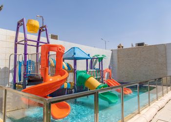 شاليه بركن شواء ,جاكوزي,ساونا,مسطح اخضر,