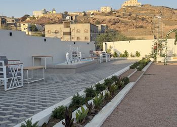 شاليه بغرفة نوم و جلسة خارجية