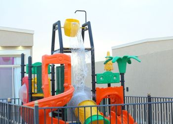 شاليه بمسبح والعاب مائيه 