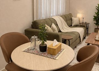 شقة بتصميم أنيق وغرفة نوم مريحة