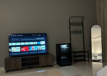 استديو بسرير ماستر وجلسة مريحة 