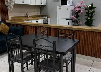 شاليه بألعاب أطفال ومسبح
