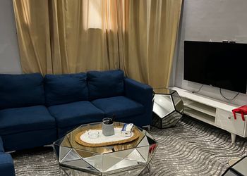 استديو بسرير ماستر وجلسة مريحة 
