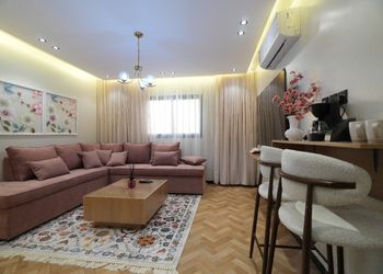 شقة بصالة أنيقة وتصميم مميز 