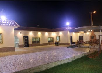 استراحة بمسطح اخضر وألعاب أطفال