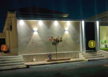 شاليه بمسطح اخضر وجلسة خارجية 