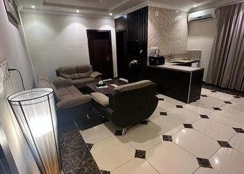 شقة بغرفة معيشة وغرفتين نوم 