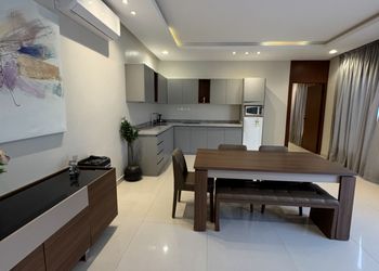شاليه بمسطح اخضر وجلسة خارجية 