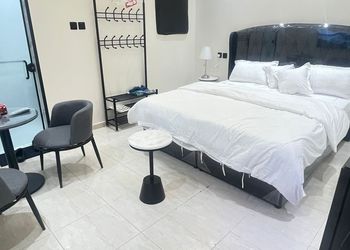 استديو بأثاث مريح وبسيط 