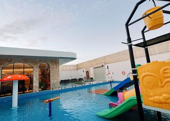 شاليه بألعاب مائية ومسبح