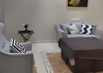 شقة بغرفتين نوم وأثاث مريح