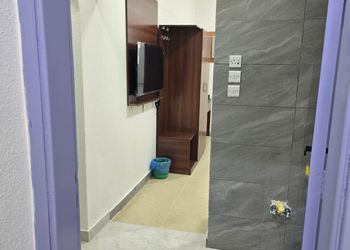 غرفة بسرير ماستر