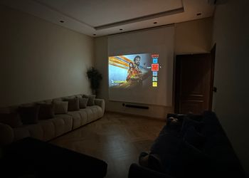 شقة بتصميم عصري وصاله وسينما