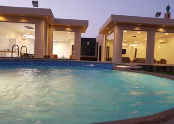 شاليه بصالة تطل على مسطح اخضر