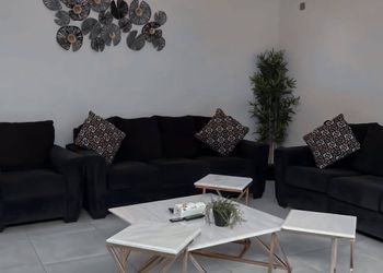 شاليه بجلسة تطل على مسبح خارجي 
